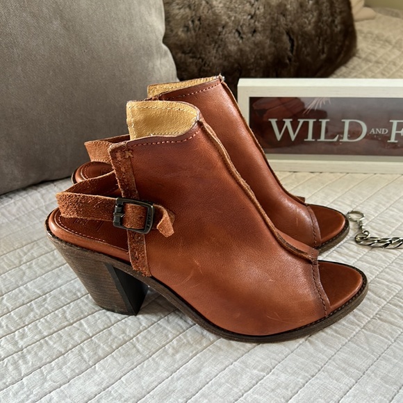 FRYE boho Izzy Artisan Sling Whiskey Washed Vintage Leather booties heels 8.5 - Picture 3 of 16